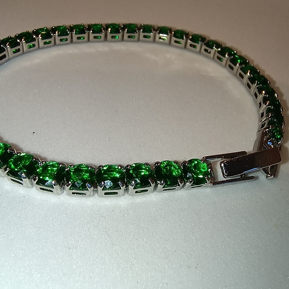 Radiant Green Crystal Bracelet - Picture 6 of 9